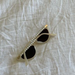 White 90s Pearl sunglasses